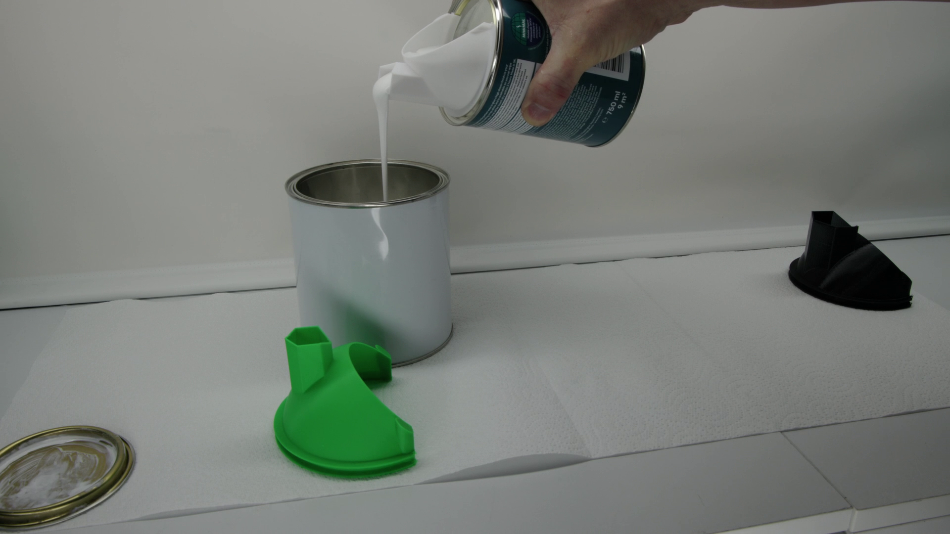 No-Drip Paint Pouring Spout Lid (Fits Metal & Plastic Tins)