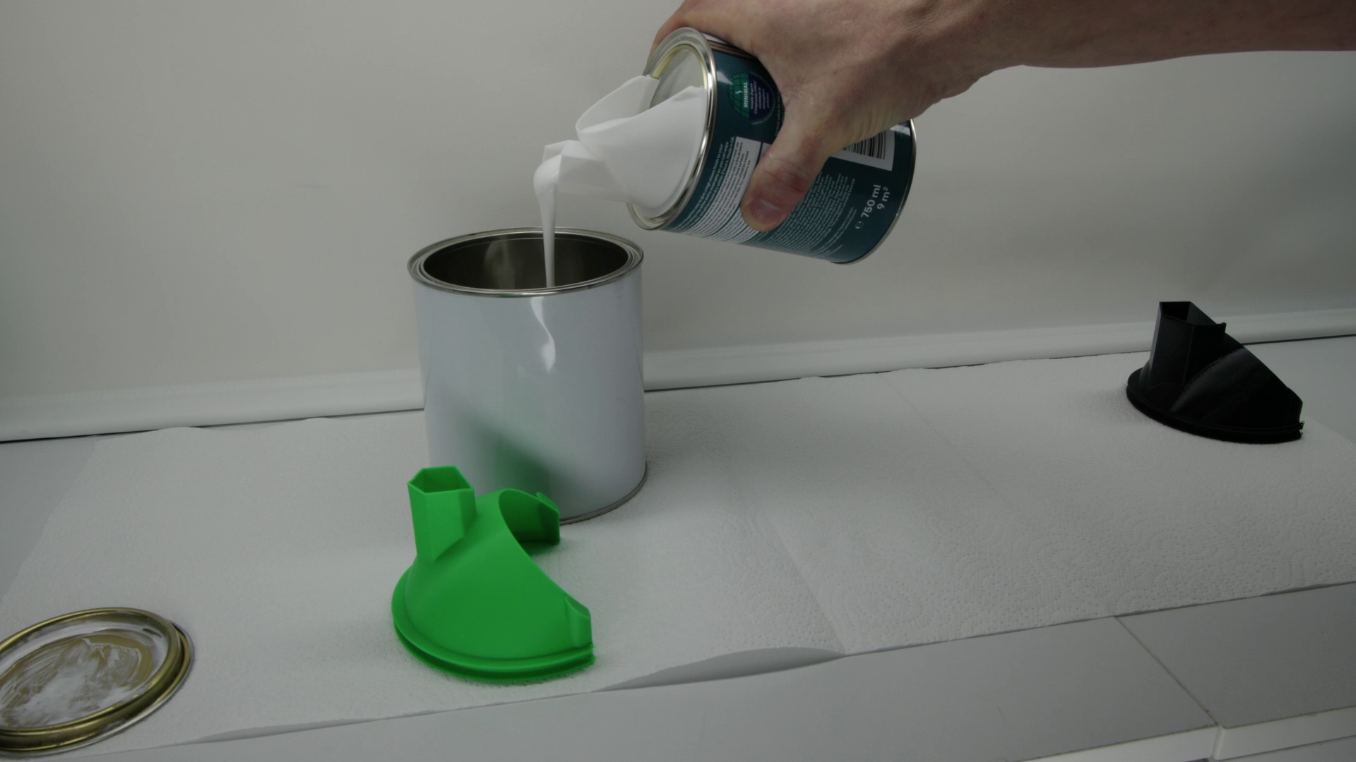 No-Drip Paint Pouring Spout Lid (Fits Metal & Plastic Tins)